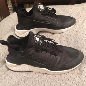 Black Nike Huaraches